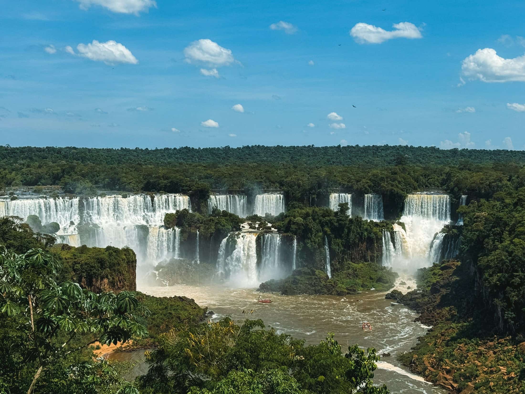 Vista ampla das Cataratas do Iguaçu entre a mata